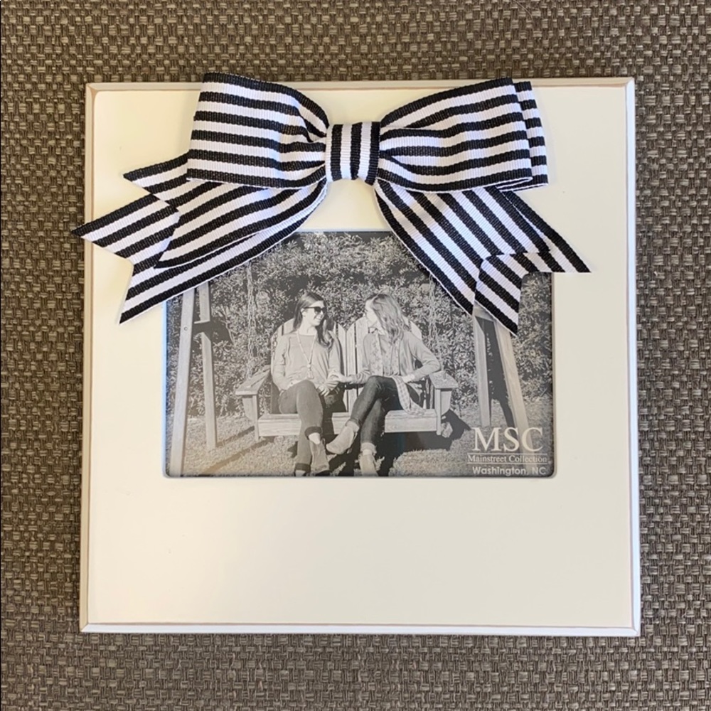 Black and white picture frame